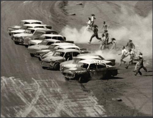 Start of demolition derby at Tom Price, Western Australia, 1975, 2 [picture] / Wolfgang Sievers