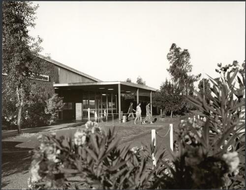 Retail store at Tom Price, Western Australia, 1975 [picture] / Wolfgang Sievers