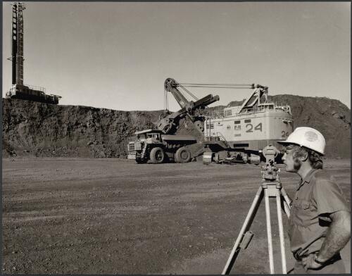 Hamersley Iron, surveyors at Paraburdoo iron ore mine, Western Australia, 1974 [picture] / Wolfgang Sievers