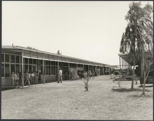 Elementary school at Tom Price, Western Australia, 1975 [picture] / Wolfgang Sievers