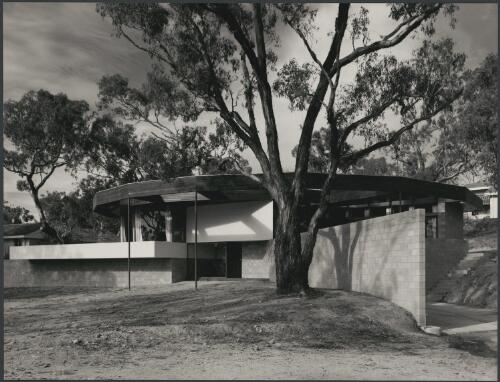 Exterior of Professor Benjamin's house, Canberra, 1958, architect Alex Jelinek, 3 [picture] / Wolfgang Sievers