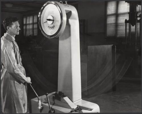 Pendulum weighing machine at Vickers Ruwolt Research Laboratory, Burnley, Victoria, 1967 [picture] / Wolfgang Sievers