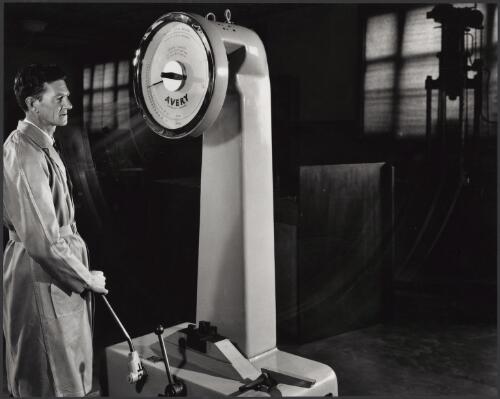 Pendulum weighing machine at Vickers Ruwolt Research Laboratory, Burnley, Victoria, 1967, 2 [picture] / Wolfgang Sievers