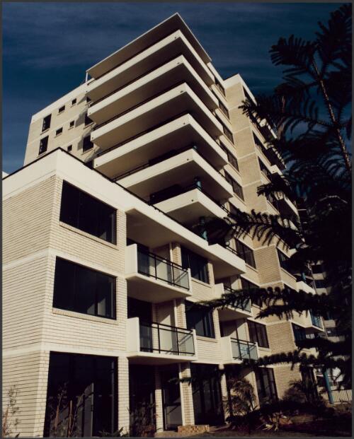 Flats in Brisbane, Queensland, 1981 [picture] / Wolfgang Sievers