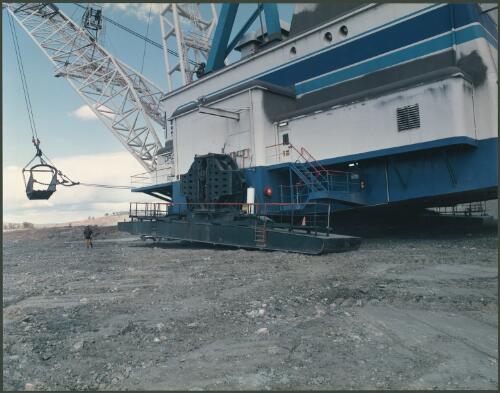 The dragline at Drayton coal mine, Hunter Valley, New South Wales, 1985, 1 [picture] / Wolfgang Sievers