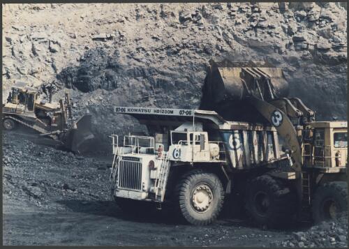 Filling a Komatsu dump truck at Drayton coal mine, Hunter Valley, New South Wales, 1985, 1 [picture] / Wolfgang Sievers