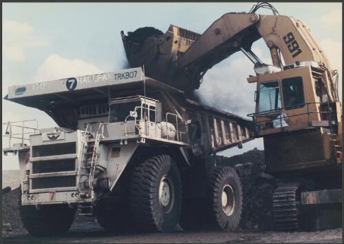 Filling a Haulpak at Drayton coal mine, Hunter Valley, New South Wales, 1985 [picture] / Wolfgang Sievers