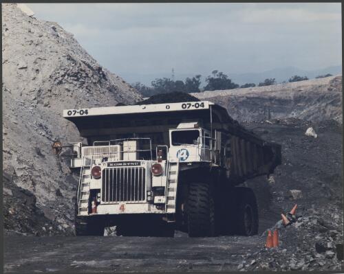 Komatsu dump truck at Drayton coal mine, Hunter Valley, New South Wales, 1985 [picture] / Wolfgang Sievers