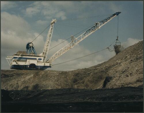 The dragline at Drayton coal mine, Hunter Valley, New South Wales, 1985, 4 [picture] / Wolfgang Sievers