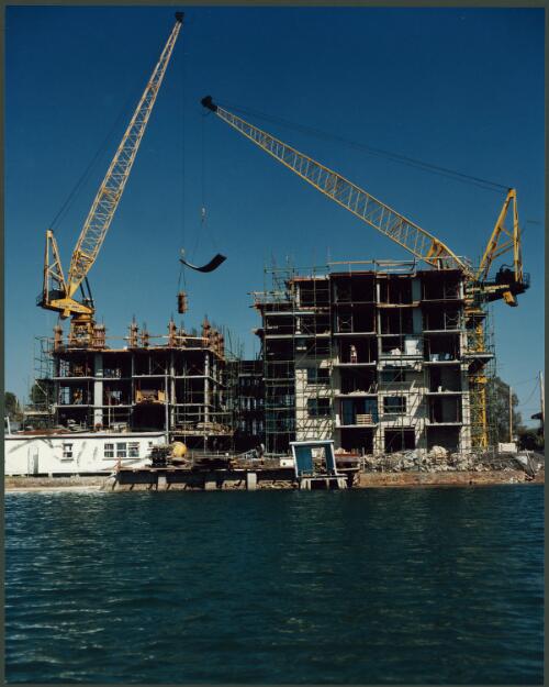 Flats construction by the Yarra River, Melbourne, Victoria, 1981 [picture] / Wolfgang Sievers
