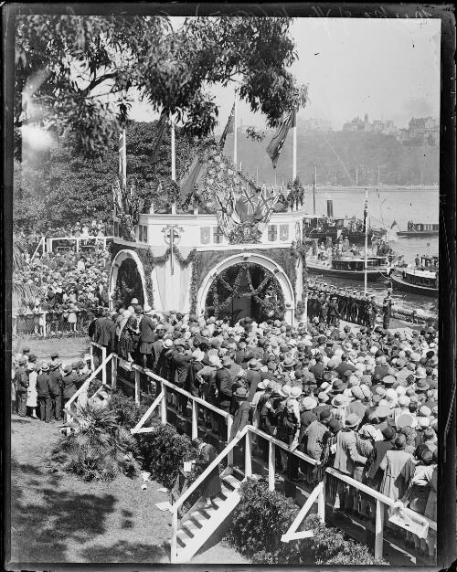 Crowds gathered for the arrival of the Duke and Duchess of York at Farm Cove, Sydney, 26 March 1927 [picture]