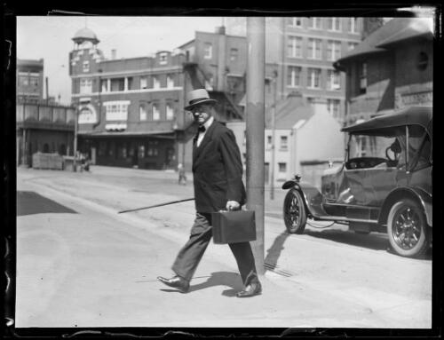Chief Justice Sir Adrian Knox arriving at the High Court for the Walsh and Johnson deportation case judgement, New South Wales, 18 December 1925 [picture]