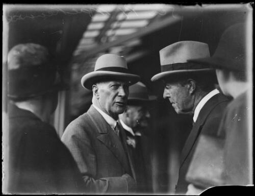 Sir Edgar Bertram Mackennal talking to two men, New South Wales, ca. 1926 [picture]