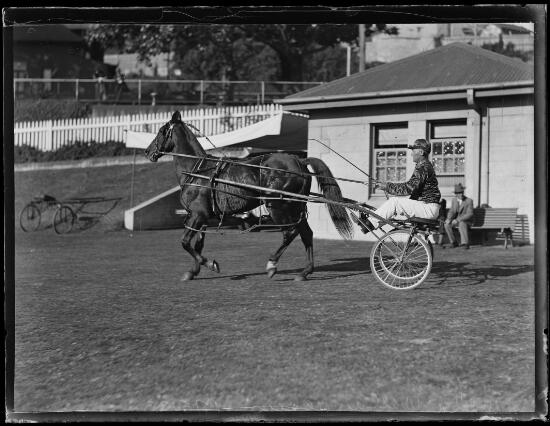 Jockey sobre un malhumorado edificio exterior Walla Walla NSW 1933 foto antigua - Imagen 1 de 1