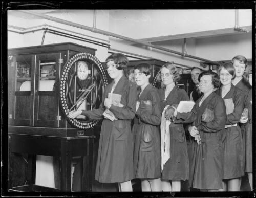 David Jones female employees lining up to clock on at the bundy machine, Sydney, 29 December 1930 [picture]