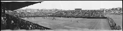 Panorama of the Australian championship men's singles final between Jean Borotra and R. (Jack) Cummings, White City Tennis Club, Sydney, 4 February 1928 [picture] / EB Studios