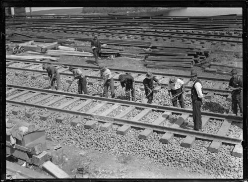 Workers constructing the Tempe Railway line, Sydney, 1923 [picture]