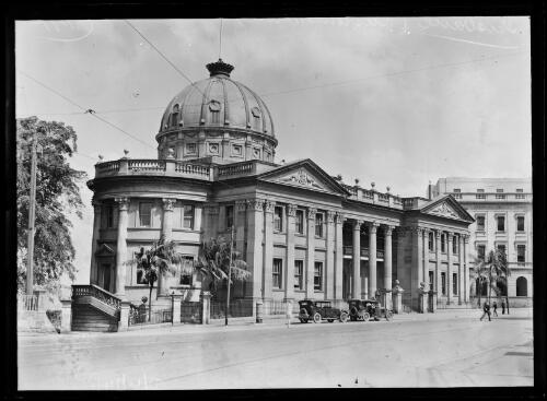 Front of Customs House, Queens Street, Brisbane, 1929 [picture] / Herbert H. Fishwick