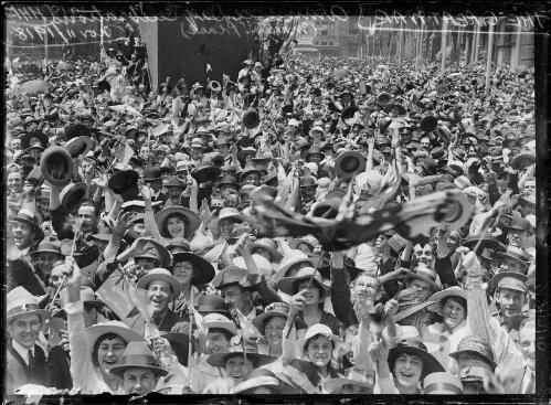 Crowd celebrating Armistice Day in Martin Place, Sydney, 11 November 1918 [picture] / Herbert H. Fishwick