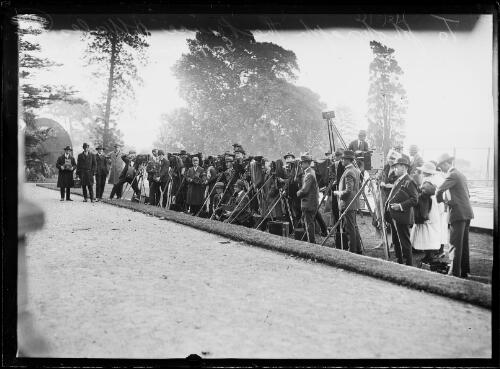 Line of photographers ready to photograph Edward VIII, Prince of Wales, at Government House, Sydney, 1920 [picture] / Herbert H. Fishwick