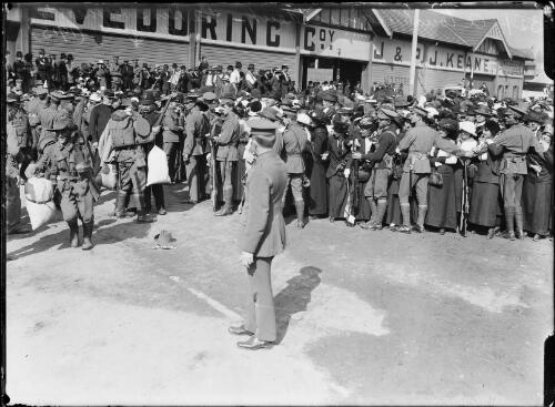 Families farewelling army recruits at the docks, Woolloomooloo, Sydney, 1915 [picture]