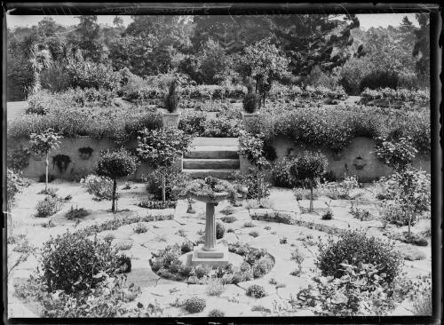 Central garden feature at Sir Sydney Snow's house, Sydney, ca. 1930 [picture]