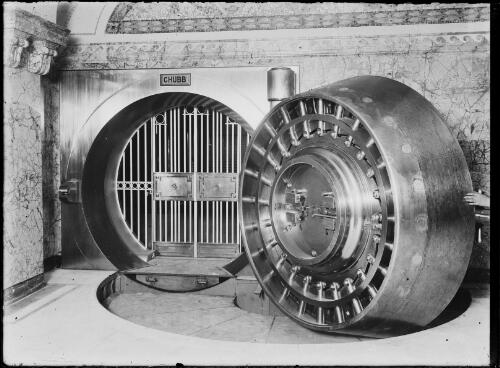Entrance to the vault at the Commonwealth Government Savings Bank at Martin Place, Sydney, ca.1920 [picture]