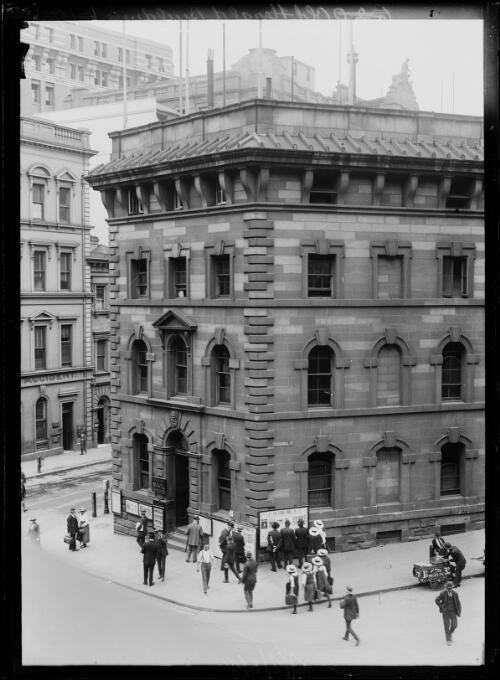 People reading The Sydney Mail outside the old Herald office building, Sydney, 1922 [picture]