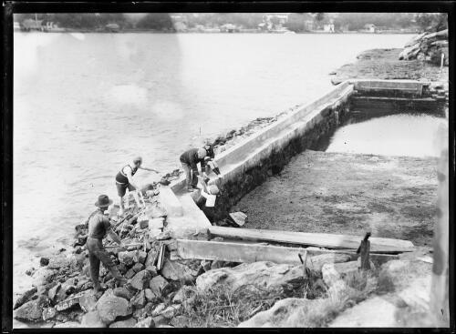 Residents building an ocean side swimming pool at Cremorne, Sydney, ca. 1920, 3 [picture]