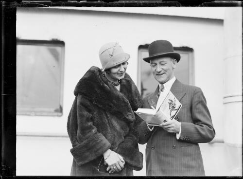 Mr and Mrs Milton Hayes reading a book, New South Wales, 9 July 1925, 2 [picture]