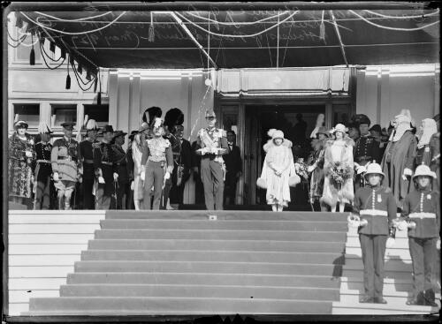 Duke and Duchess of York standing on the steps of Parliament House during the opening of Parliament, Canberra, 9 May 1927 [picture]