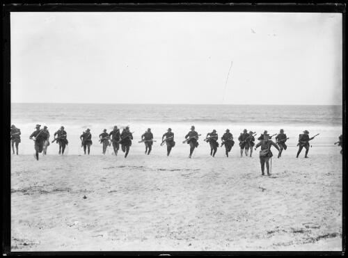 Soldiers running across the sand on a beach, New South Wales, ca.1915 [picture]