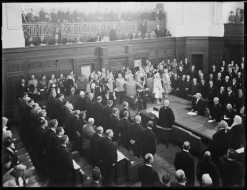 Duke and duchess of York address Parliament at Parliament House, Sydney, 1927 [picture]
