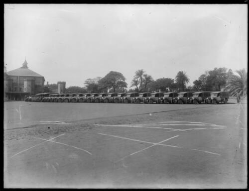 Sun newspaper motor cars lined up at Moore Park, Sydney,6 September 1929, 7 [picture]