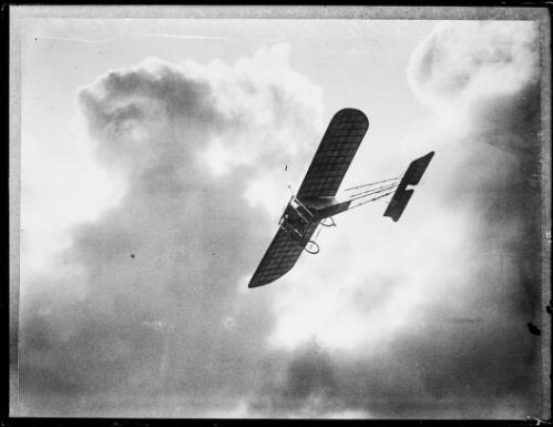 French aviator Maurice Guillaux's plane mid flight, Sydney, 1910 [picture] / George Bell