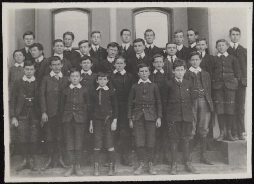 Henry Lawson with school students, approximately 1898