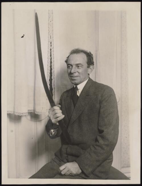 Frank Hurley holding a boomerang, New York, 11 November 1923 / International News Photos