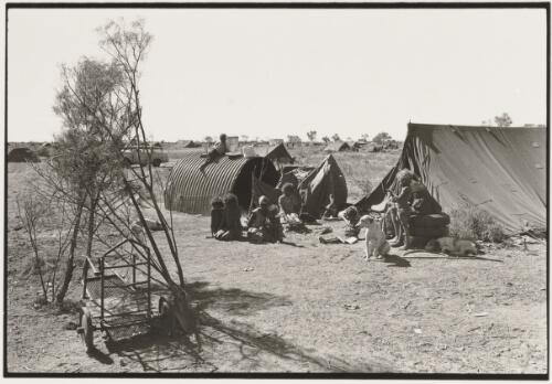 Yakari Napaltjari's camp, Yayayi Bore, Northern Territory, 1974 / Jon Rhodes