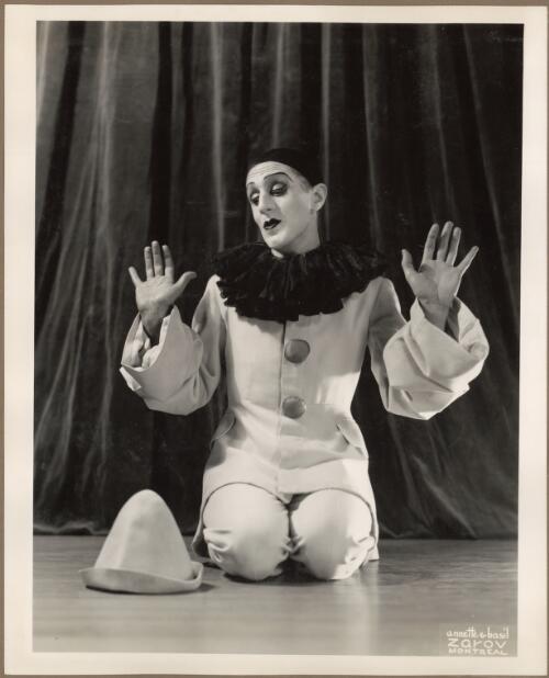 Portrait of Harcourt Algeranoff as Pierrot in Le Carnaval, Ballets Russes, ca. 1940 [picture] / Annette & Basil Zarov