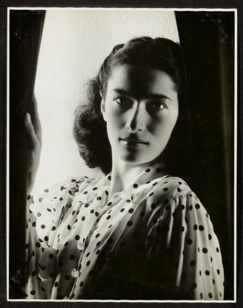 Portrait (head and shoulders) of Tamara Tchinarova Finch, Sydney, 1941 [picture] / Fred Breen