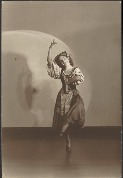 Phyllis Wardrop dancing with the Lightfoot-Burlakov First Australian Ballet ,1939 [picture]