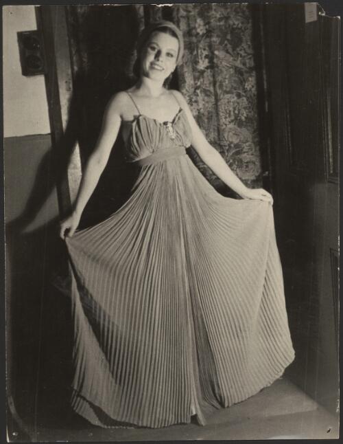 Portrait of Moya Beaver in full length gown, ca. 1941 [picture] / Nanette Kuehn