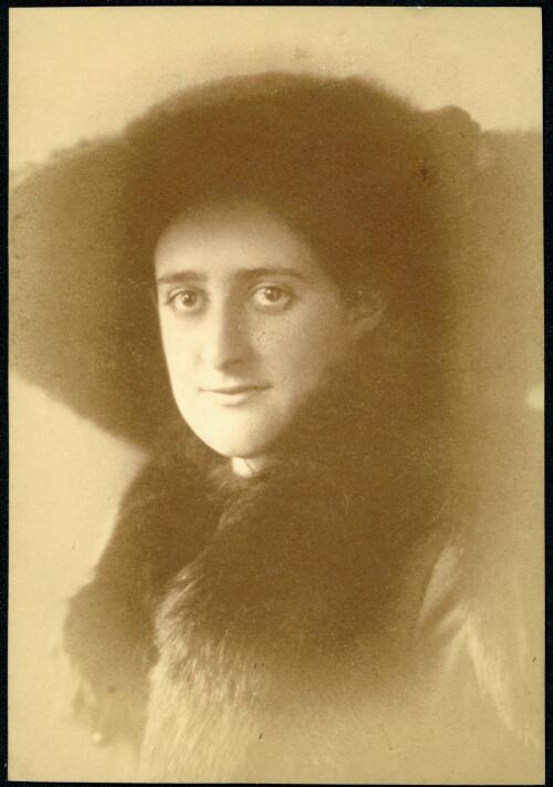 Portrait of Vera Deakin [picture]