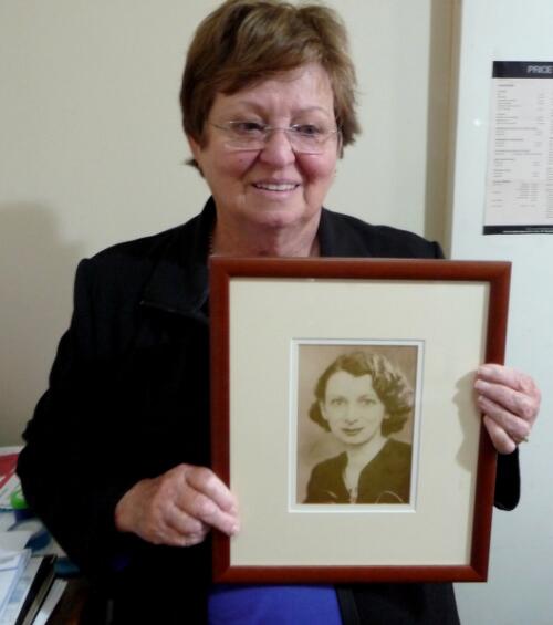 Portrait of Patricia Carlson holding a photograph of her mother for the Forgotten Australians and Former Child Migrants oral history project [picture]