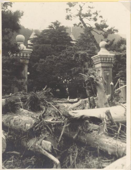 Photograph of the front gateway of the Tor Hotel in Kobe following the great flood disaster of 6 July 1938 [picture]