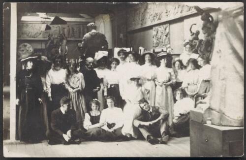 Photograph/postcard of an art class, ca. 1900s [picture]