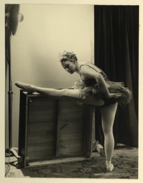 Portrait (full length) of Laurel Martyn as the Bluebird, ca. 1942 [picture] / André Evinson