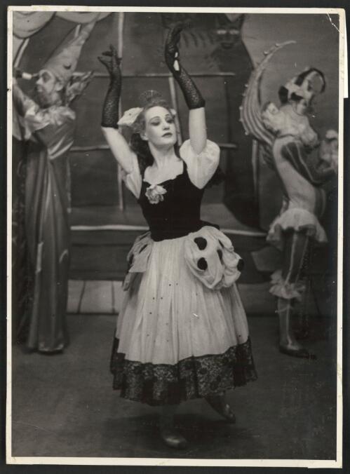Laurel Martyn as Swanilda, Act 2 Coppelia, 1952 [picture] / Jean Stewart
