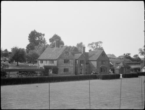 Large brick country house, England, 1940 / Michael Terry