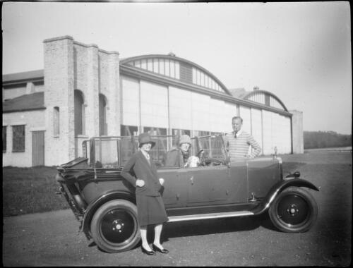 Stella C.T., Norah Daly and Michael Terry and their car in front of a hangar, England, 1924 / Michael Terry
